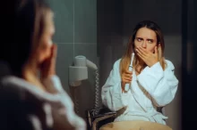 Žena si čistí zuby