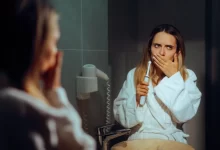 Žena si čistí zuby
