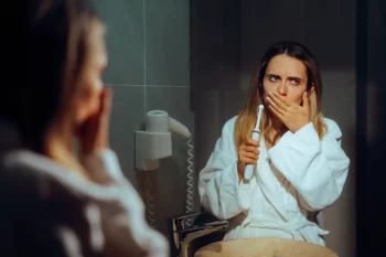 Žena si čistí zuby