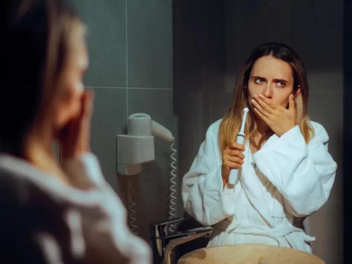 Žena si čistí zuby