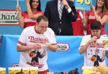Američan Joey Chestnut soutěží v pojídání hotdogů