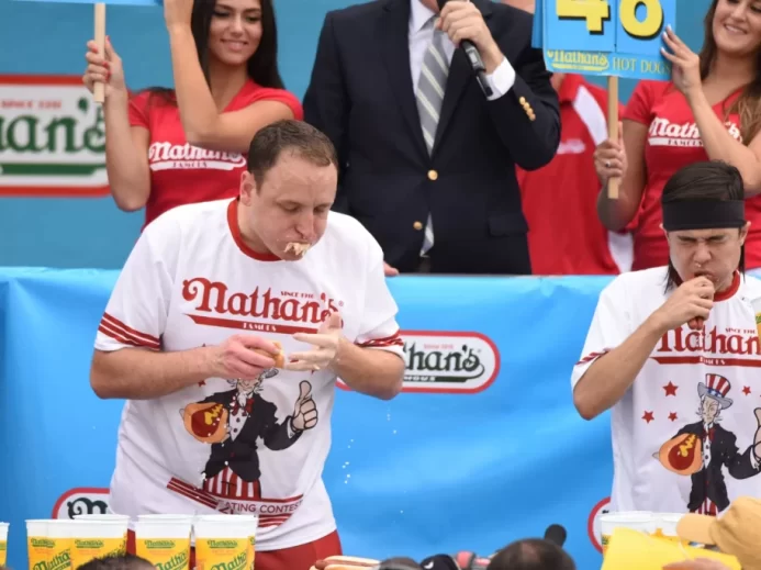 Američan Joey Chestnut soutěží v pojídání hotdogů