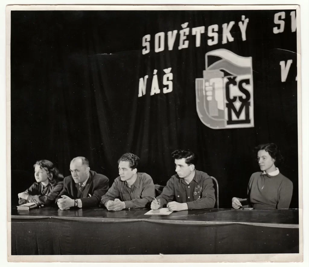 Historická fotka lidí v období socialismu
