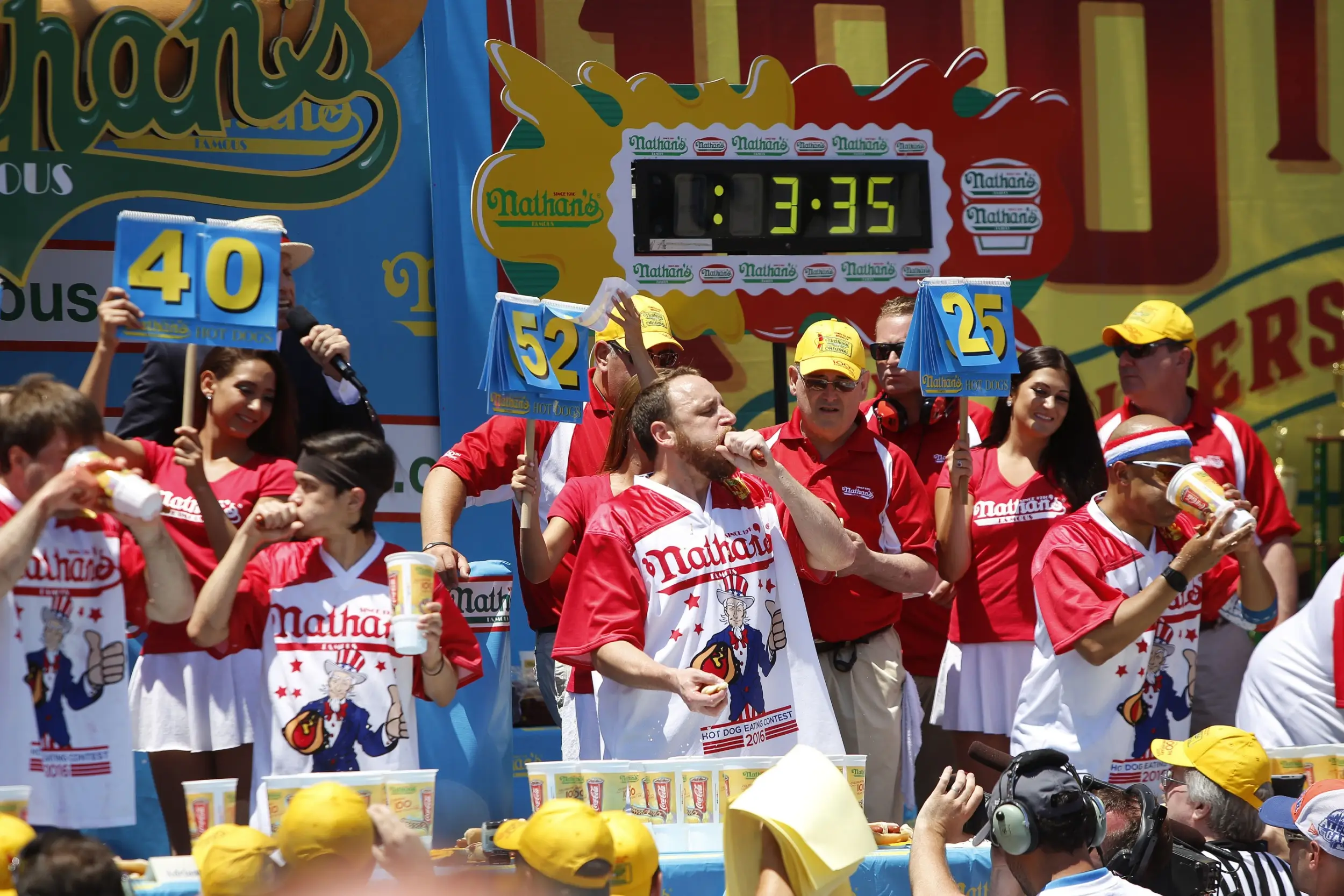 Shutterstock_450860608 1 - Pravda24 Nathan's Hot Dog Eating Contest