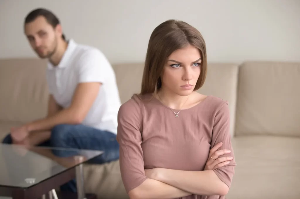 Shutterstock_635833814 - Pravda24 Naštvaná žena se založenýma rukama