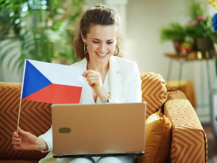 Žena sedí u notebooku.