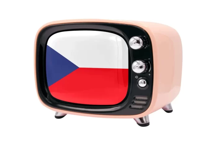 Televize s českou vlajkou.