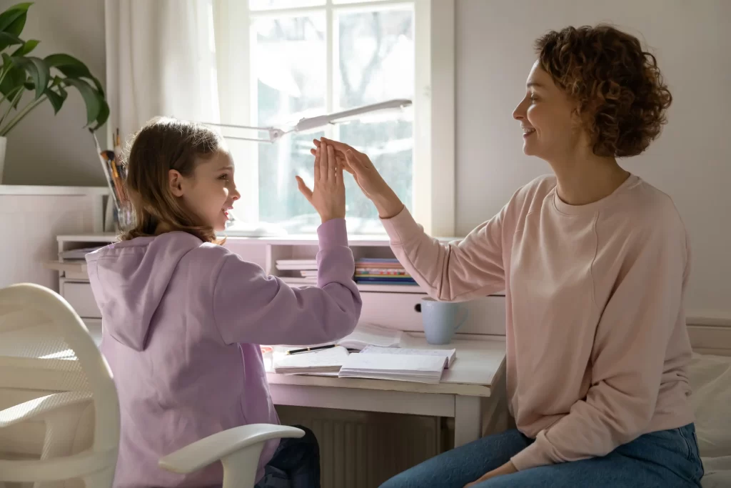 shutterstock_1780241330 - Pravda24 maminka s dcerou se učí