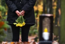 Žena se žlutými smutečními květinami.