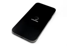Telefon, kterému se točí nastavení.