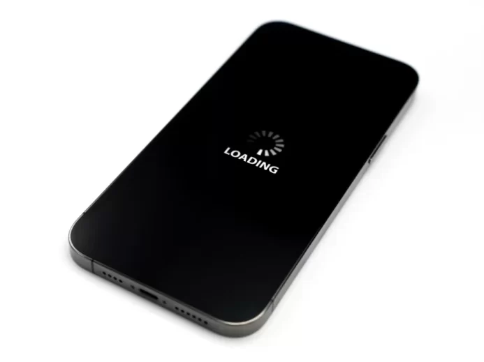 Telefon, kterému se točí nastavení.