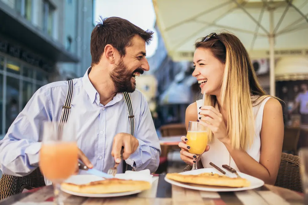 shutterstock_1985342255 - Pravda24 Žena s mužem v restauraci.