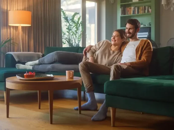 Pár sleduje televizi.