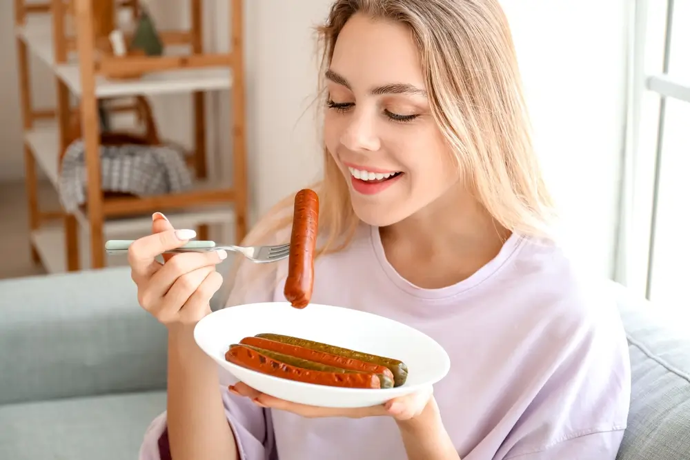 shutterstock_2060810393 - Pravda24 Žena jí klobásy.