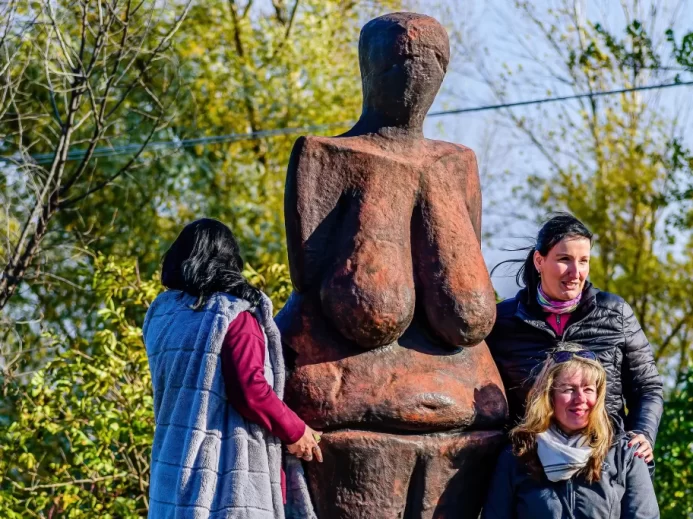 Ženy stojí u sochy Věstonické venuše