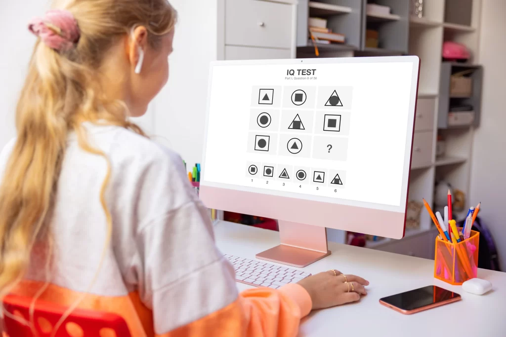 IQ test můžete vyzkoušet i na internetu. Zdroj: Shutterstock - Pravda24 Žena pracující na počítači.