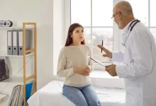 žena a lékař konzultují zdravotní stav