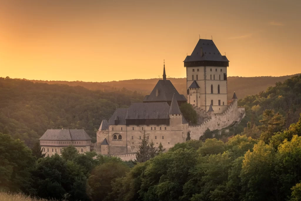 Karlštejn je dechberoucí stavbou již stovky let. Zdroj: Shutterstock - Pravda24 Karlštejn s výhledem na lesy.
