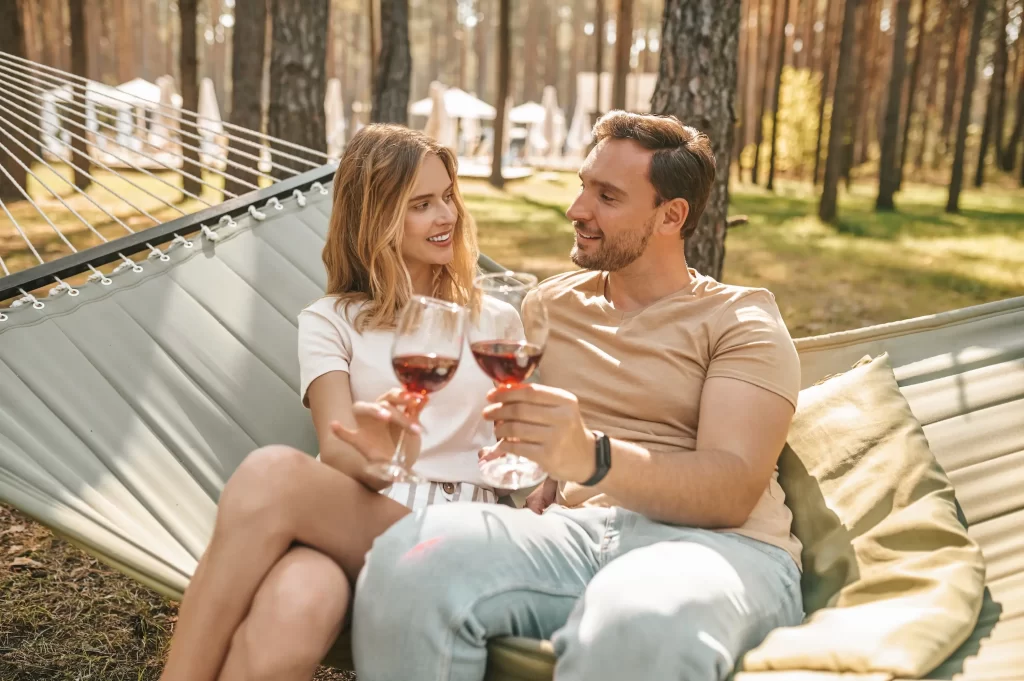 shutterstock_2162632273 - Pravda24 žena a muž na rande