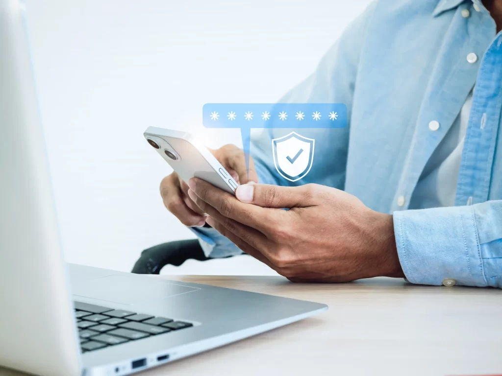 Silné heslo je základem bezpečnosti. Zdroj: Shutterstock - Pravda24 Muž dávající pin do svého telefonu.
