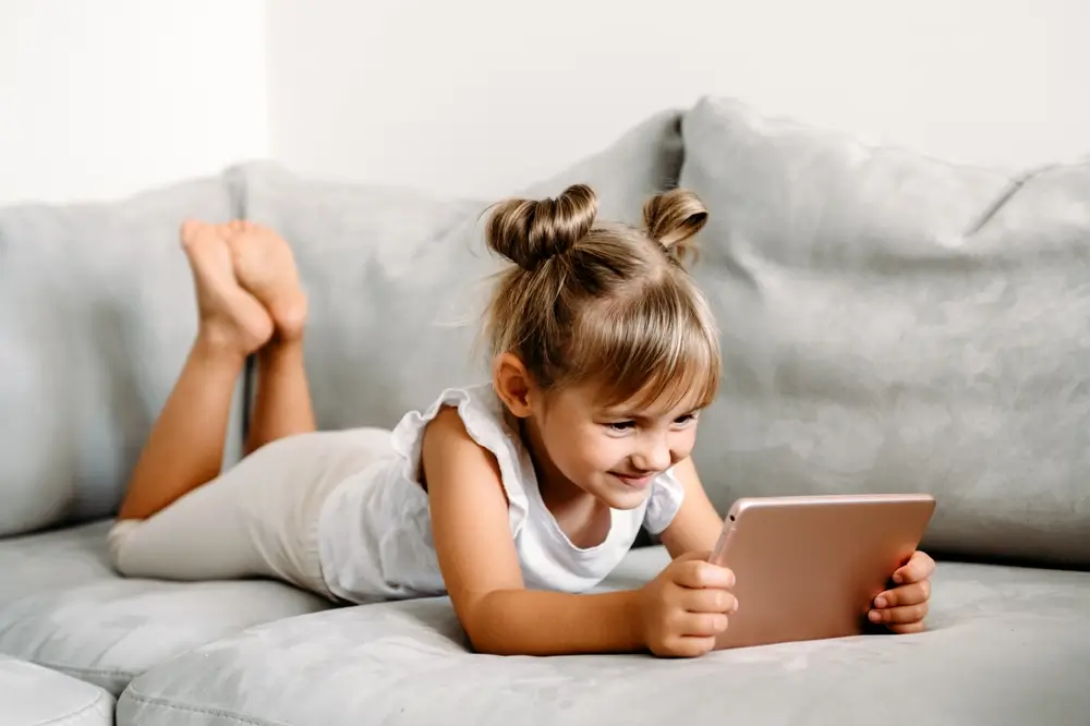 shutterstock_2175183955 - Pravda24 Díte využívá tablet.