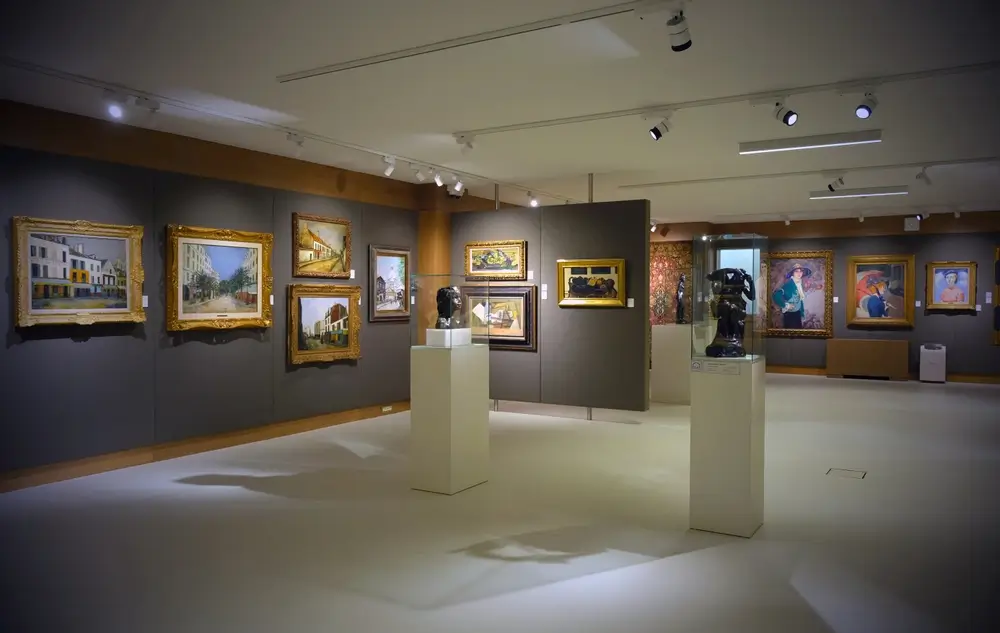 shutterstock_2206006077 - Pravda24 Interiér umělecké galerie.