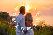 Muž se ženou se koukají na nebe. Na obrázku jsou taktéž graficky znázorněná znamení zvěrokruhu.