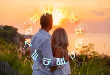 Muž se ženou se koukají na nebe. Na obrázku jsou taktéž graficky znázorněná znamení zvěrokruhu.