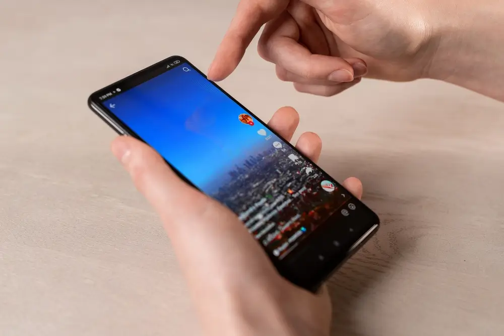 shutterstock_2274452267 - Pravda24 Žena si prohlíží TikTok videa.