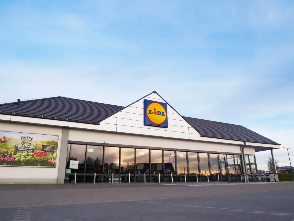 Lidl u většiny svých parkovišť instaloval závory. Zdroj: Shutterstock - Pravda24 Obchod Lidl s parkovištěm.