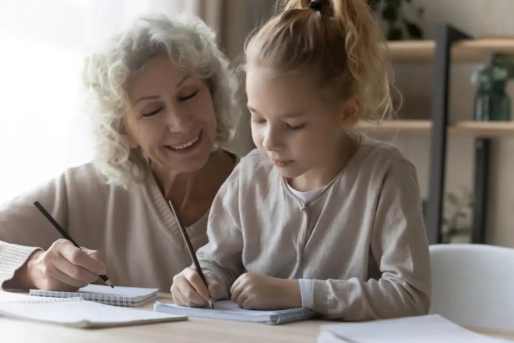 shutterstock_2321830711 - Pravda24 Důchodkyně s dítětem.