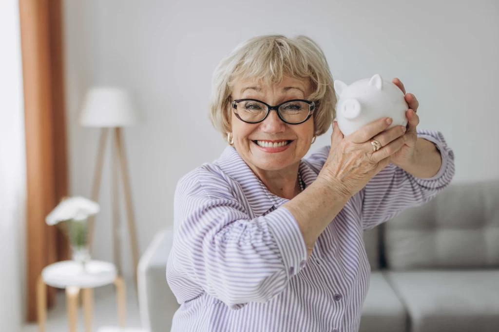 shutterstock_2328024453_optimized - Pravda24 žena s pokladničkou a úsporami