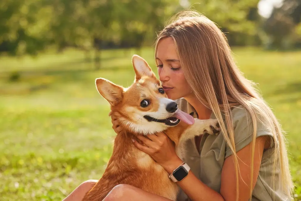 shutterstock_2332249843 1 - Pravda24 Žena se mazlí se psem.