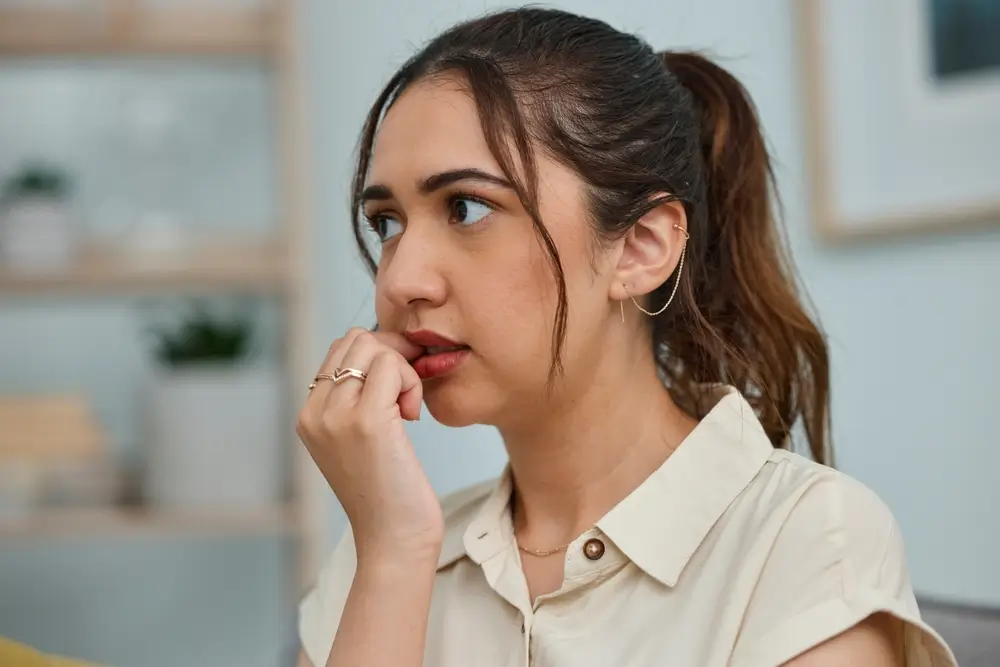 shutterstock_2337392391 - Pravda24 Žena si kouše nehty.