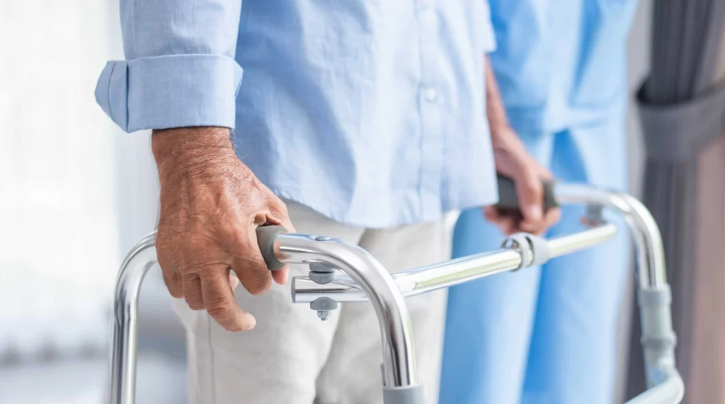 shutterstock_2340940201_optimized - Pravda24 senior s chodítkem