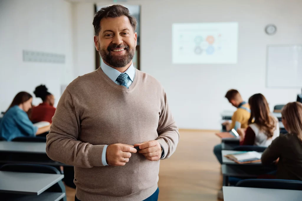 I profesoři jsou v některých cizích slovech často ztraceni. Zdroj: Shutterstock - Pravda24 Profesor v popředí s žáky v pozadí.