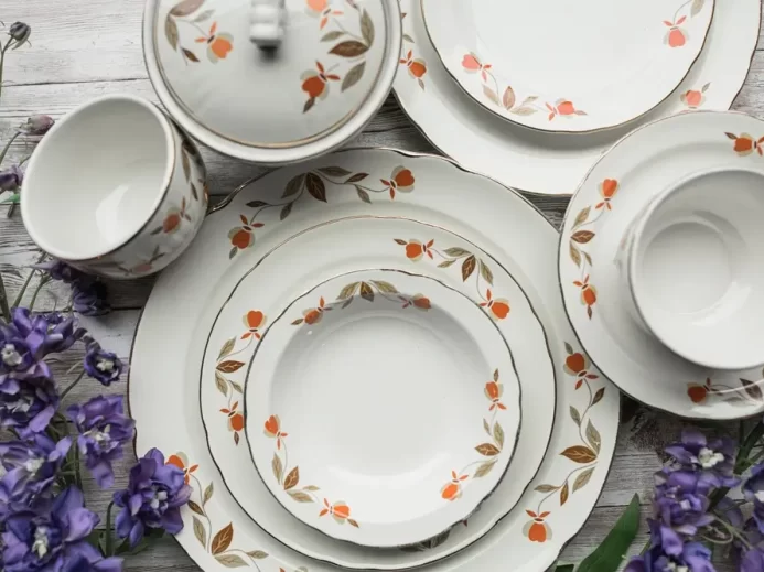 Porcelánové nádobí.