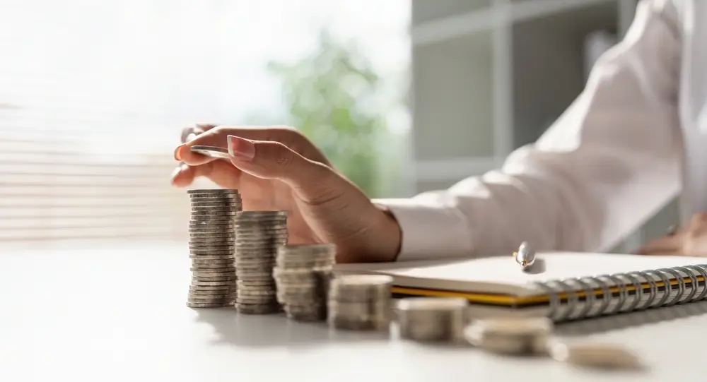 shutterstock_2369988397 - Pravda24 Žena počítá peníze.