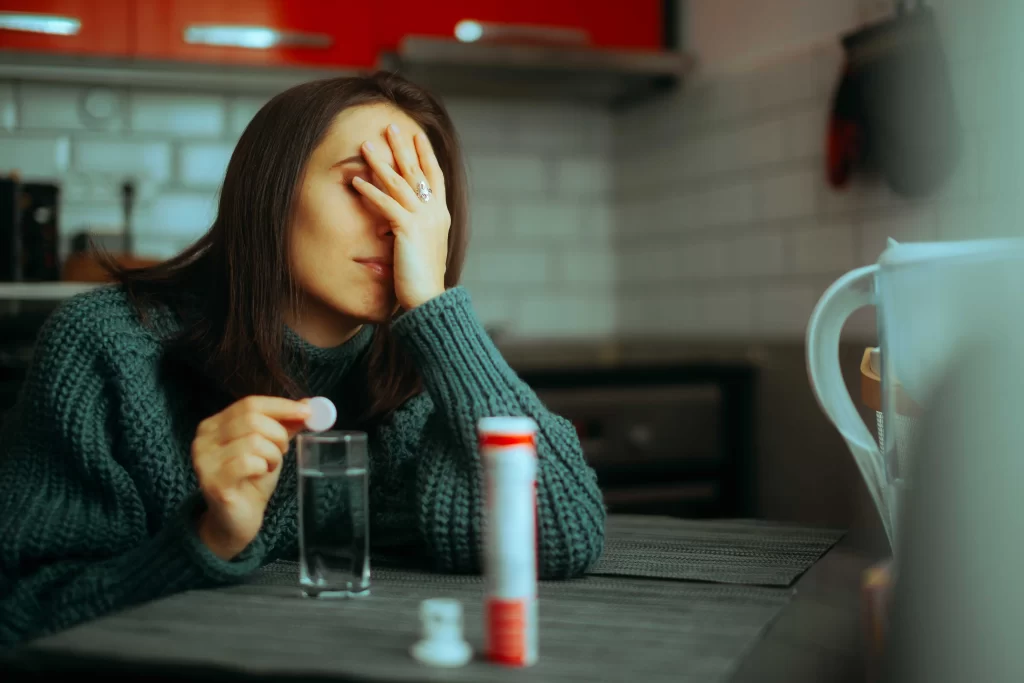 shutterstock_2379473491_optimized - Pravda24 unavená žena doplňuje vitamíny
