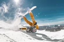 Snowboardista na sjezdovce spadl.