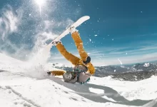 Snowboardista na sjezdovce spadl.