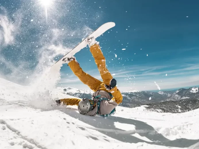 Snowboardista na sjezdovce spadl.