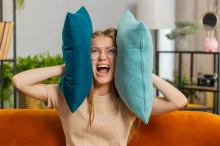 žena s polštáři