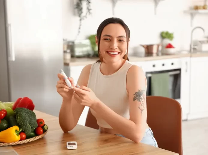 Žena si měří hladinu cukru v krvi.
