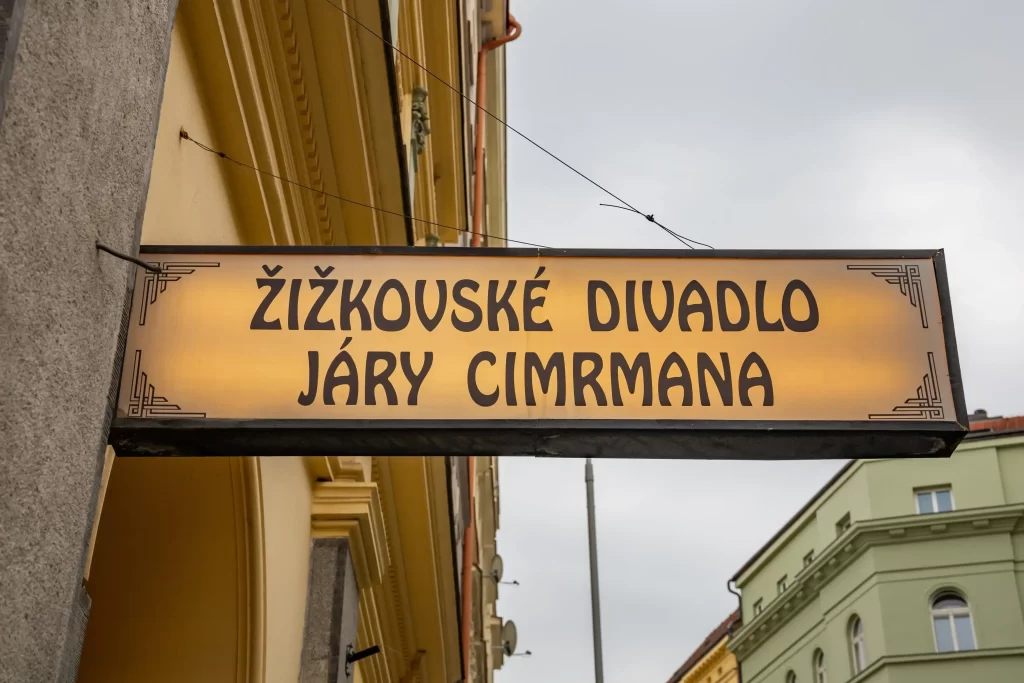 Divadlo Járy Cimrmana je populární již desítky let. Zdroj: Shutterstock - Pravda24 Cedule Divadlo Járy Cimrmana