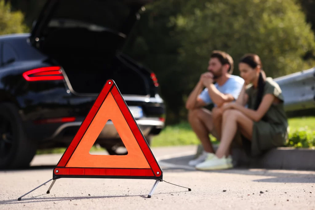 Trojúhelník má jasná pravidla umístění. Zdroj: Shutterstock - Pravda24 Výstražný trojúhelník v popředí.