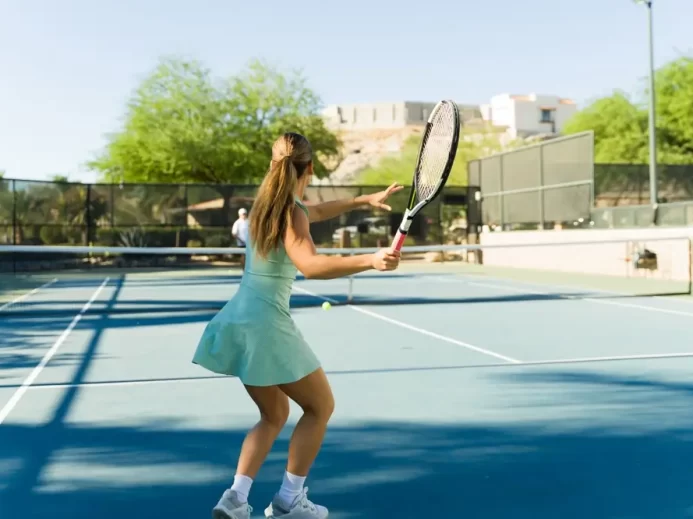Dívka hrající tenis