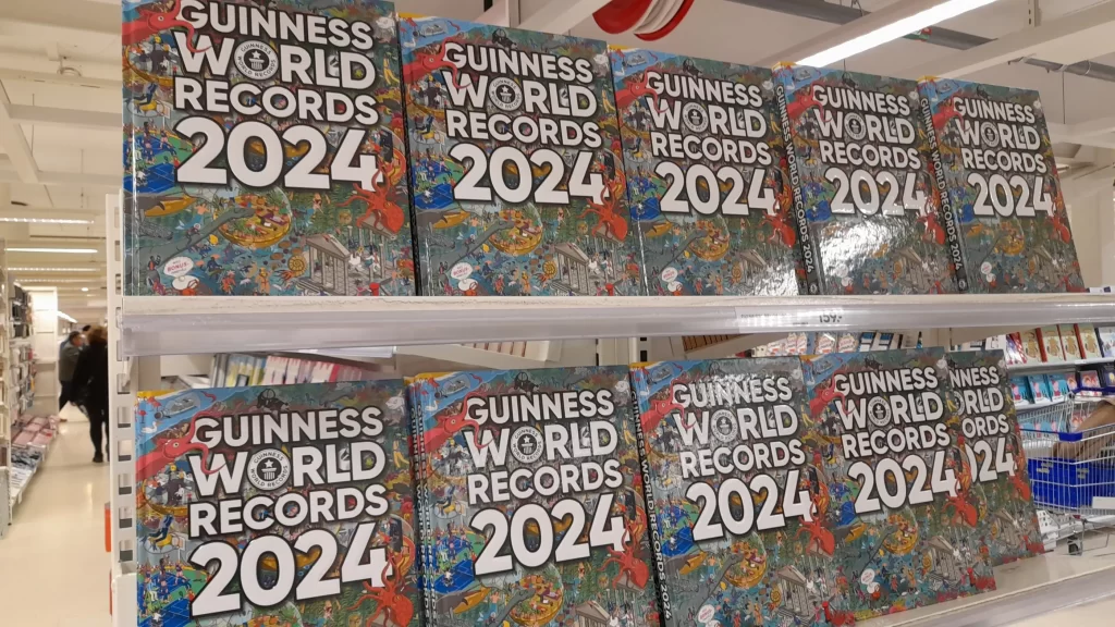 Kniha rekordů je každoročně aktualizována. Zdroj: Shutterstock - Pravda24 Kniha rekordů z roku 2024 v regálech.