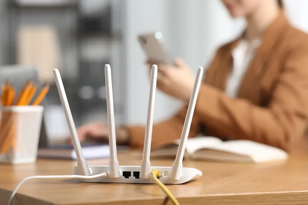 shutterstock_2410897413 - Pravda24 Wi-Fi router v domácnosti.