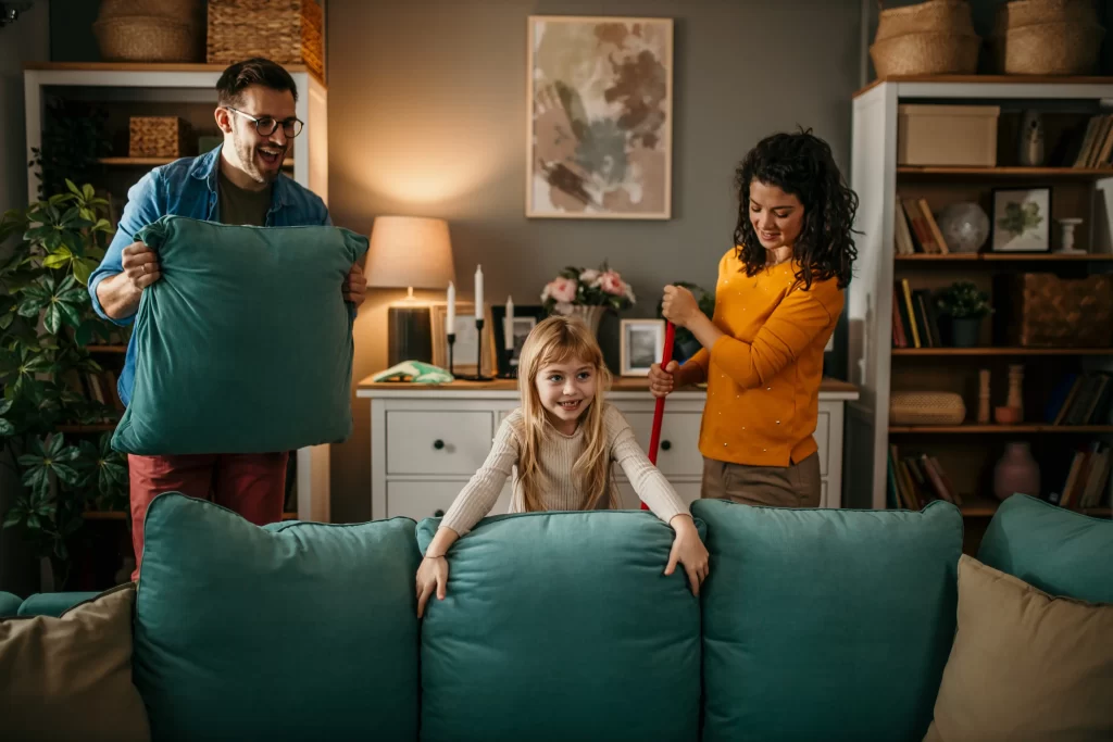 Do vyšších tříd se rodiny s dětmi obvykle nedostanou. Zdroj: Shutterstock - Pravda24 Rodina s dětmi v obývacím pokoji.